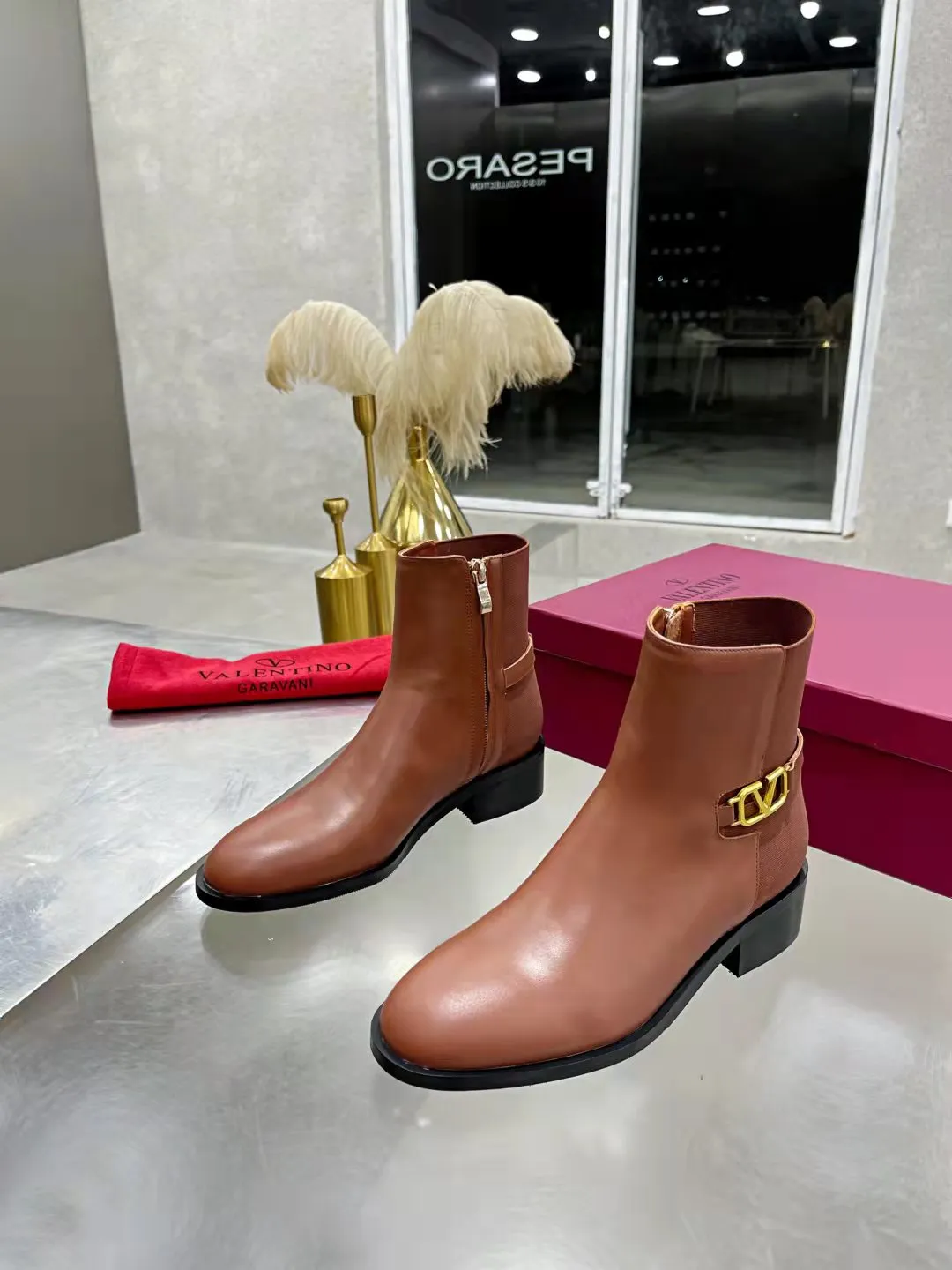 👟👟Ex-factory price 500👟👟 🆕Valentino. Valentino big v-buckle autumn and winter fashion women's boots: comfortable and versatile on the upper feet, showing long legs, fabric: imported first-layer cowhide ⚡The most popular V-buckle ⚡all genuine leather on the inner pads, non-slip and wear-resistant rubber outsole Size: 35−40 (customized size 41)
